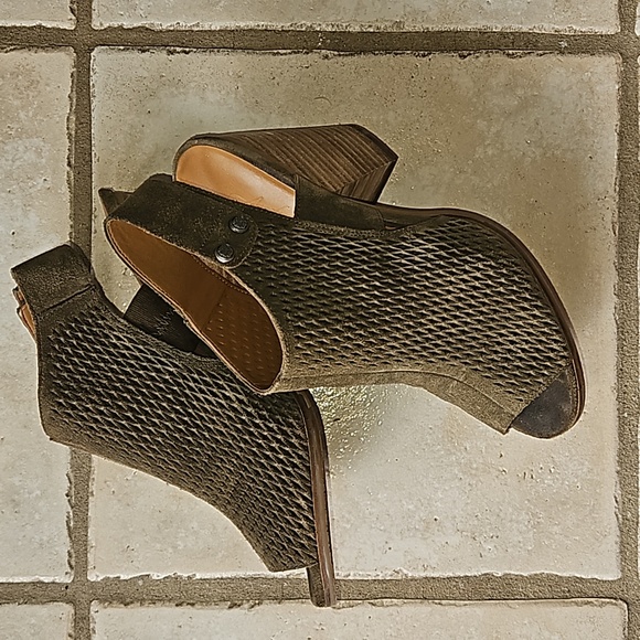 Shoes - Picture 1 of 5